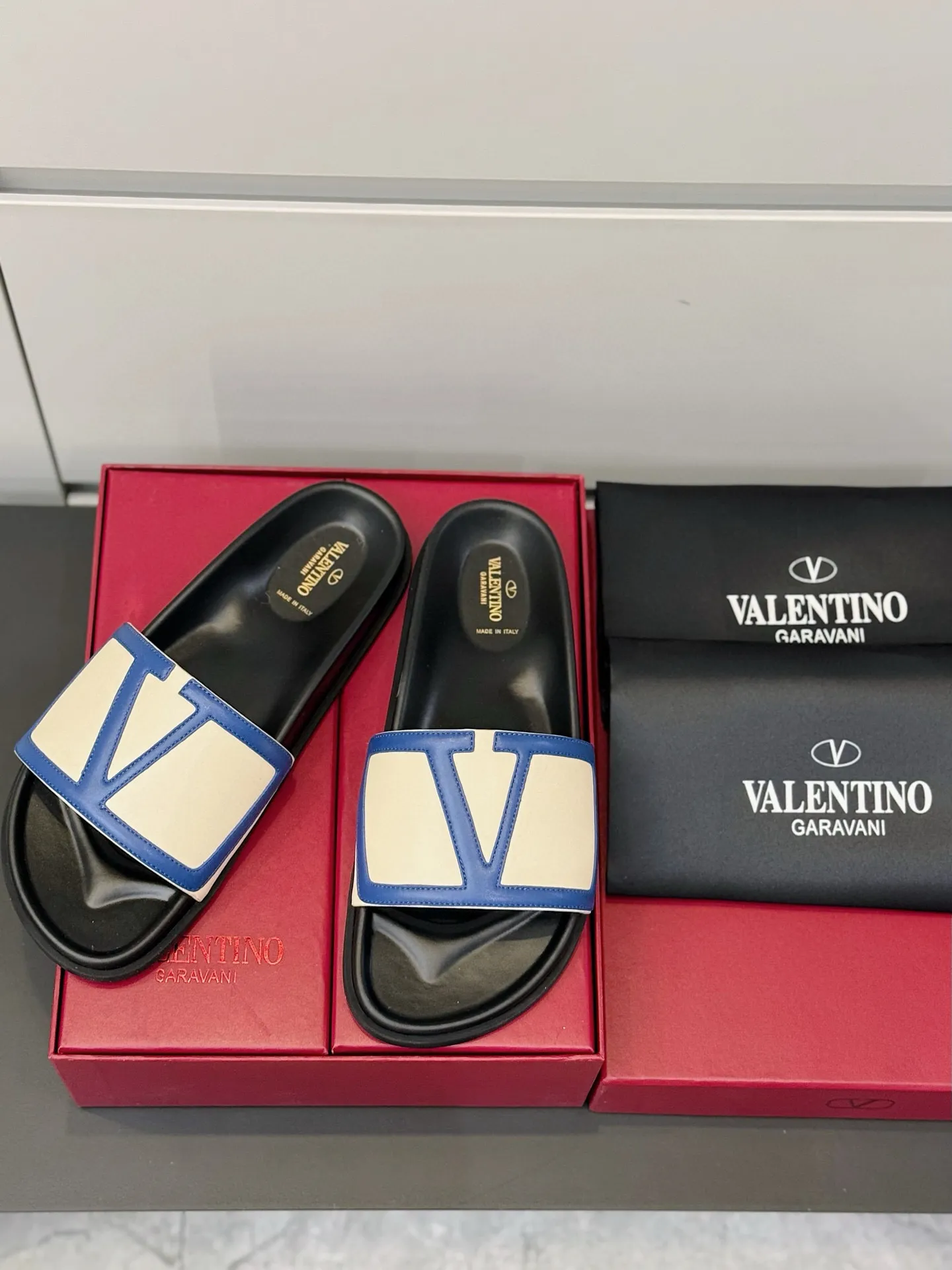 [VALENTINO] Top P: 540💰 Size: 39-44 (customized at 38.45) 🆕2025VLT — Valentino’s latest summer men’s slippers. The use of imported cowhide elements on slippers has been sublimated! It is worthy of recognition both visually and in terms of quality. Excellent quality, comfortable and durable! The embellishment of the perforated V hardware on the toe adds a sense of fashion! Cowhide feet